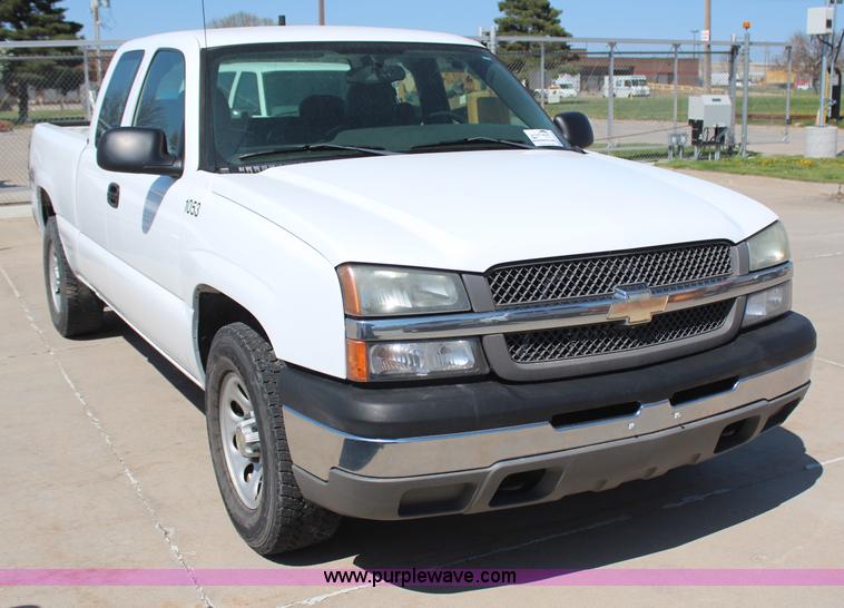 image for item H6072 2005 Chevrolet Silverado 1500 Ext. Cab pickup truck