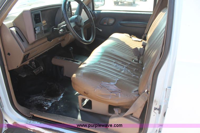 image for item H6073 1993 Chevrolet Suburban K2500 SUV