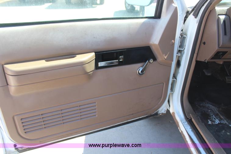 image for item H6073 1993 Chevrolet Suburban K2500 SUV