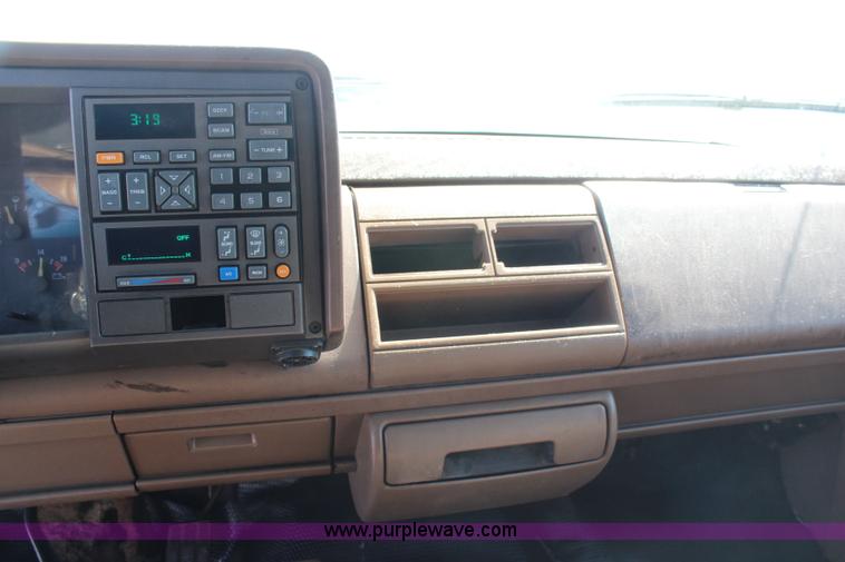 image for item H6073 1993 Chevrolet Suburban K2500 SUV