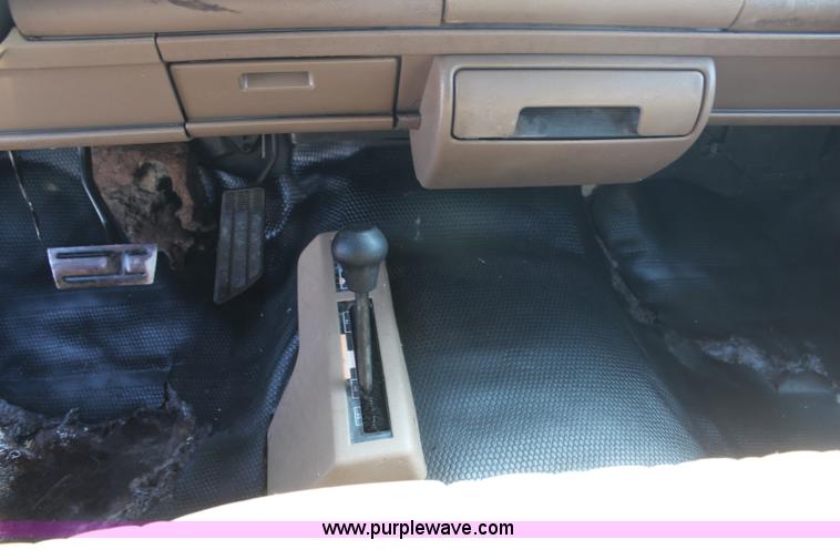 image for item H6073 1993 Chevrolet Suburban K2500 SUV