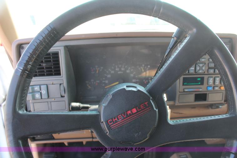 image for item H6073 1993 Chevrolet Suburban K2500 SUV