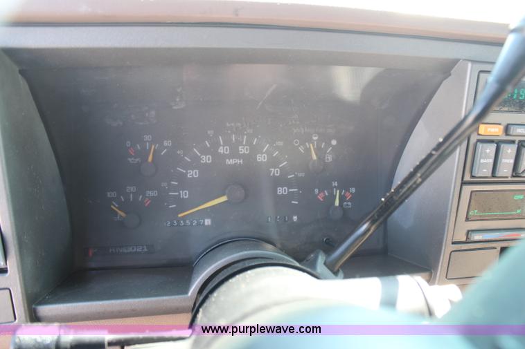 image for item H6073 1993 Chevrolet Suburban K2500 SUV