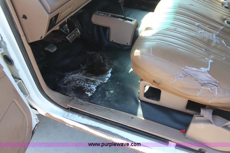 image for item H6073 1993 Chevrolet Suburban K2500 SUV