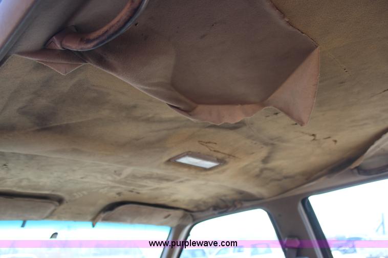 image for item H6073 1993 Chevrolet Suburban K2500 SUV