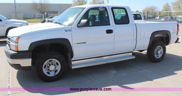 image for item H6075 2006 Chevrolet Silverado 2500HD Ext. Cab pickup truck