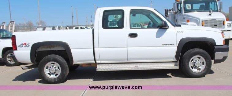 image for item H6075 2006 Chevrolet Silverado 2500HD Ext. Cab pickup truck