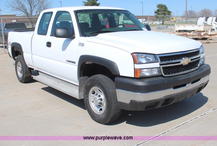 image for item H6075 2006 Chevrolet Silverado 2500HD Ext. Cab pickup truck