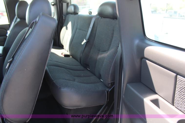 image for item H6075 2006 Chevrolet Silverado 2500HD Ext. Cab pickup truck