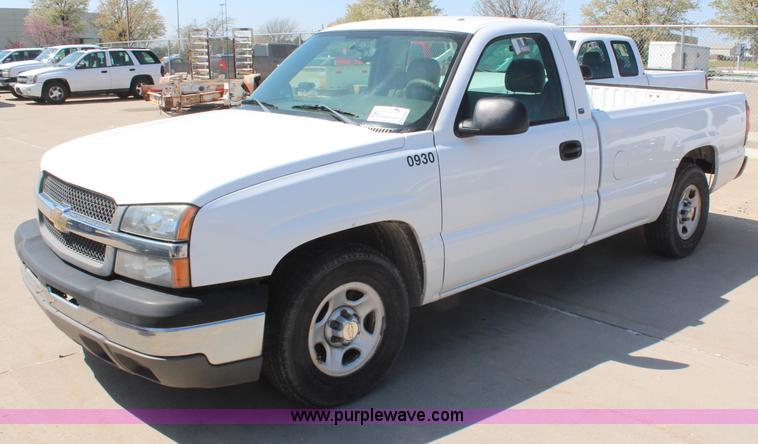 image for item H6086 2004 Chevrolet Silverado 1500 pickup truck