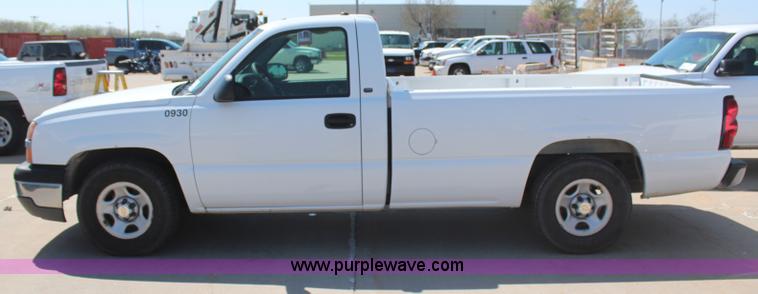 image for item H6086 2004 Chevrolet Silverado 1500 pickup truck