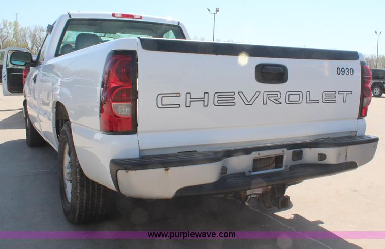 image for item H6086 2004 Chevrolet Silverado 1500 pickup truck