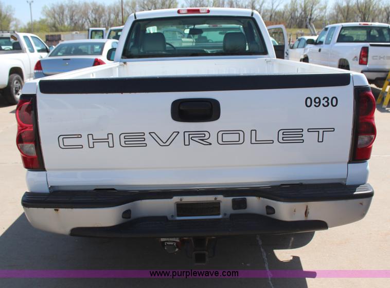 image for item H6086 2004 Chevrolet Silverado 1500 pickup truck