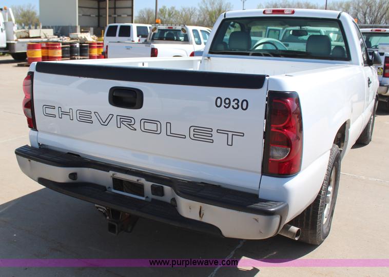 image for item H6086 2004 Chevrolet Silverado 1500 pickup truck