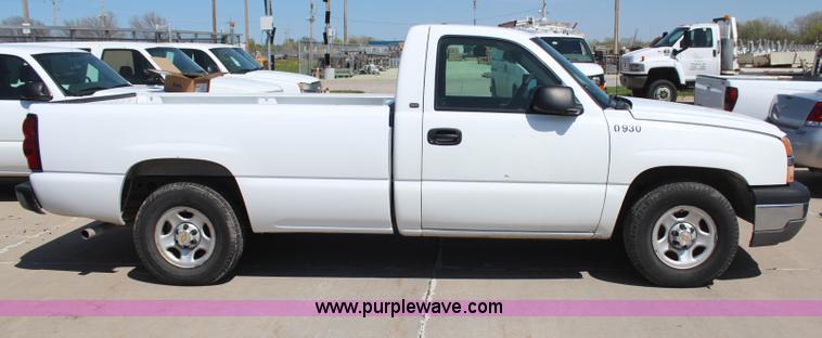 image for item H6086 2004 Chevrolet Silverado 1500 pickup truck