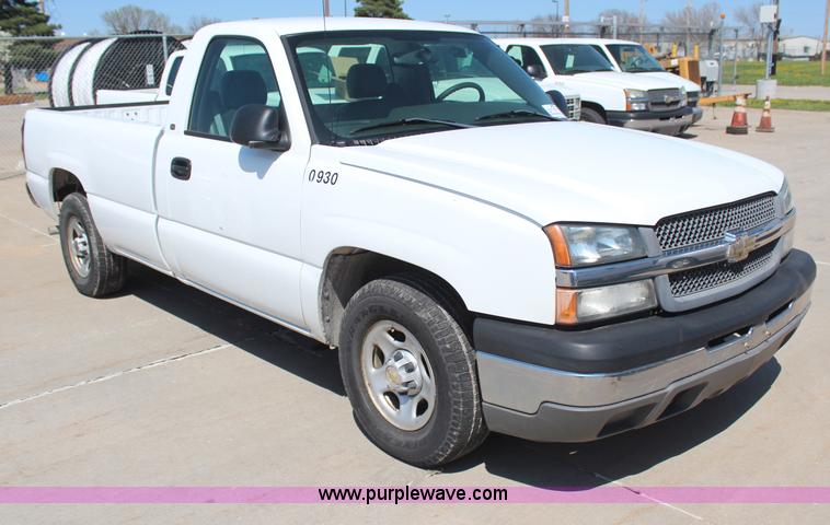 image for item H6086 2004 Chevrolet Silverado 1500 pickup truck