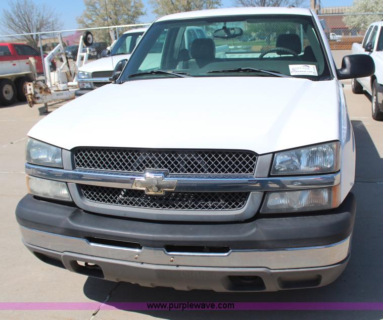 image for item H6086 2004 Chevrolet Silverado 1500 pickup truck