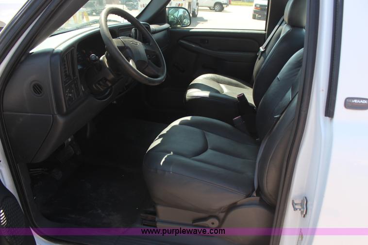 image for item H6086 2004 Chevrolet Silverado 1500 pickup truck