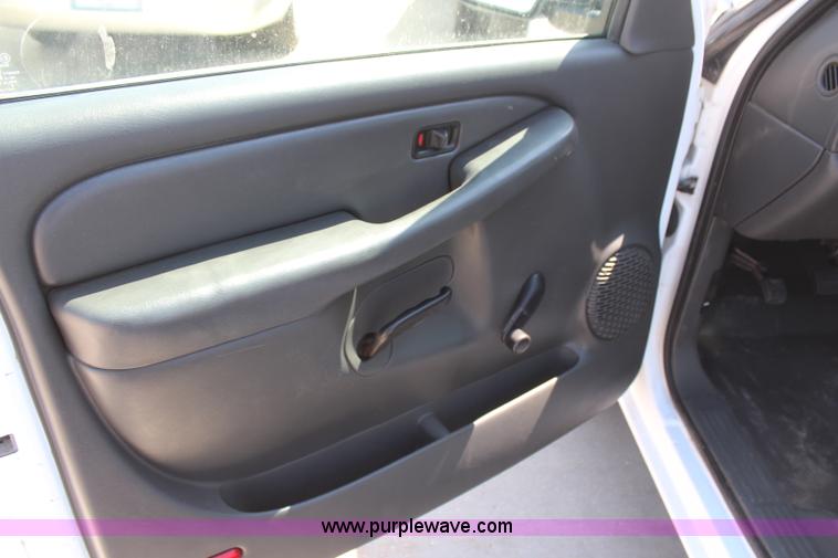 image for item H6086 2004 Chevrolet Silverado 1500 pickup truck