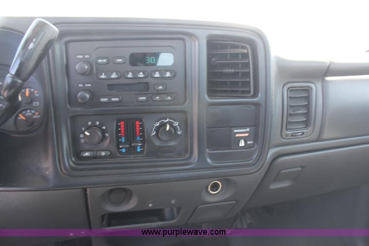 image for item H6086 2004 Chevrolet Silverado 1500 pickup truck