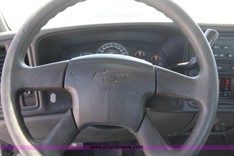 image for item H6086 2004 Chevrolet Silverado 1500 pickup truck