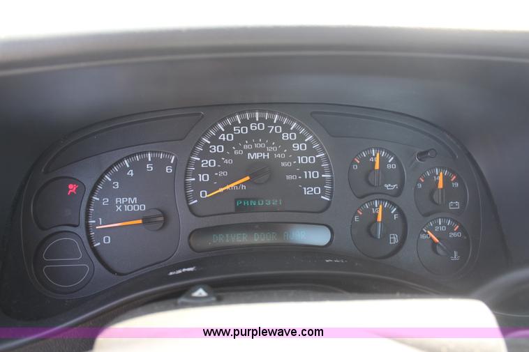 image for item H6086 2004 Chevrolet Silverado 1500 pickup truck