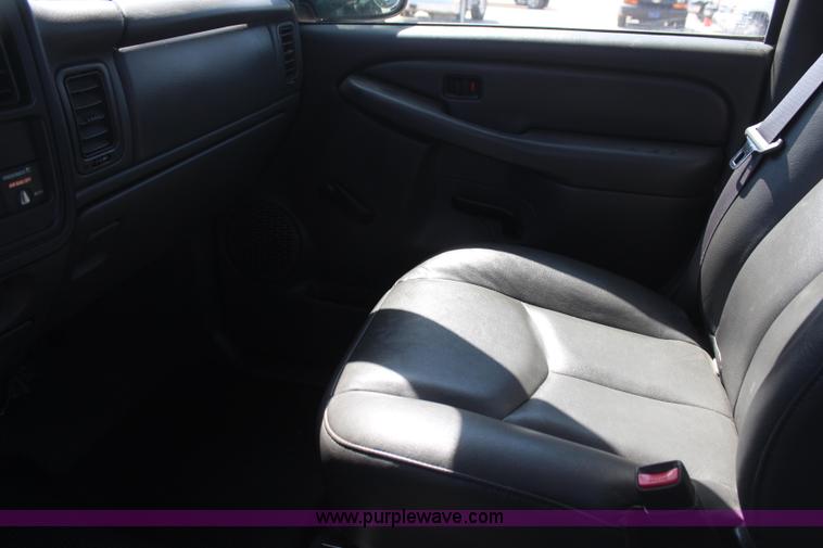 image for item H6086 2004 Chevrolet Silverado 1500 pickup truck