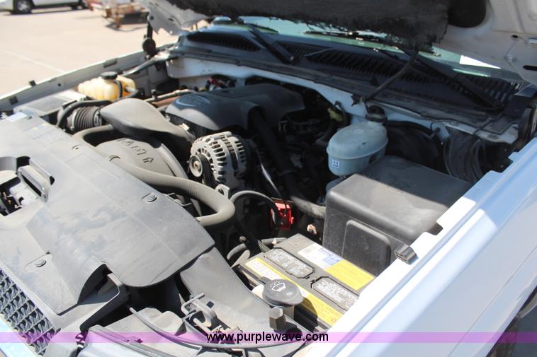 image for item H6086 2004 Chevrolet Silverado 1500 pickup truck