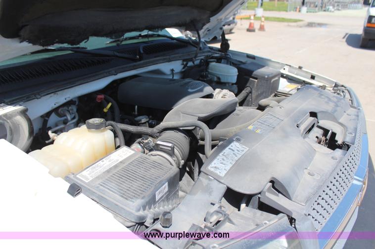 image for item H6086 2004 Chevrolet Silverado 1500 pickup truck