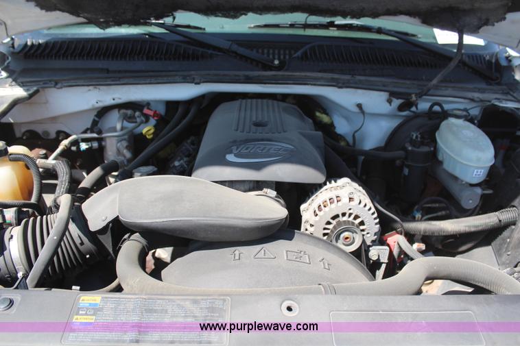 image for item H6086 2004 Chevrolet Silverado 1500 pickup truck