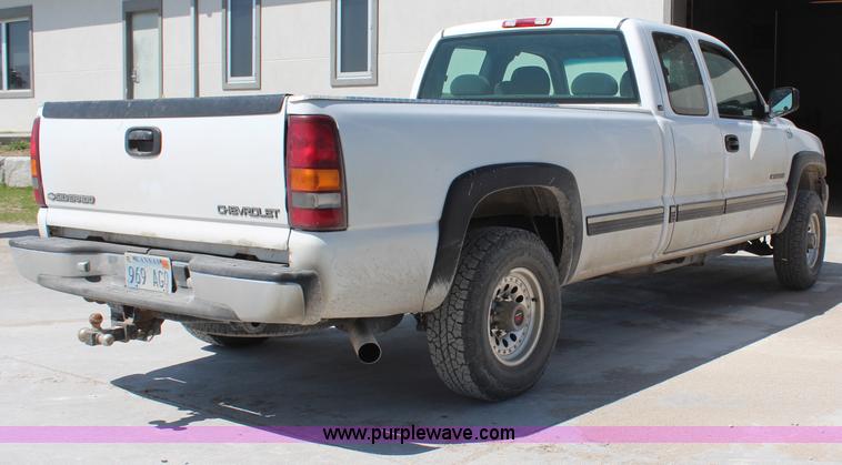 image for item H6172 2001 Chevrolet Silverado 2500HD Ext. Cab pickup truck