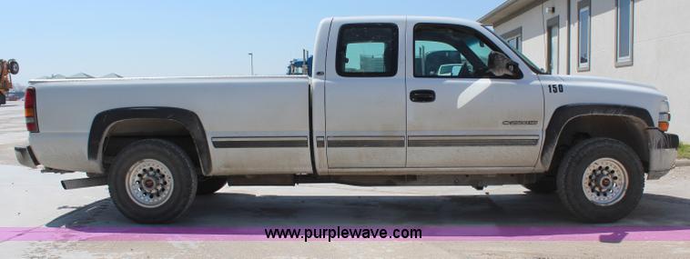 image for item H6172 2001 Chevrolet Silverado 2500HD Ext. Cab pickup truck