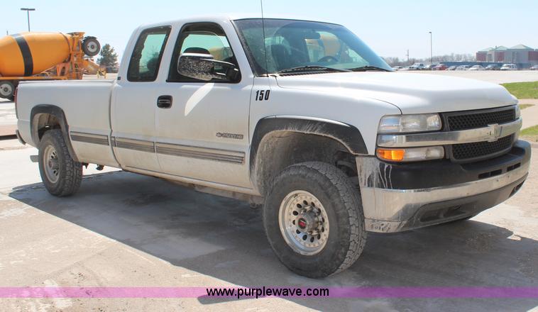image for item H6172 2001 Chevrolet Silverado 2500HD Ext. Cab pickup truck