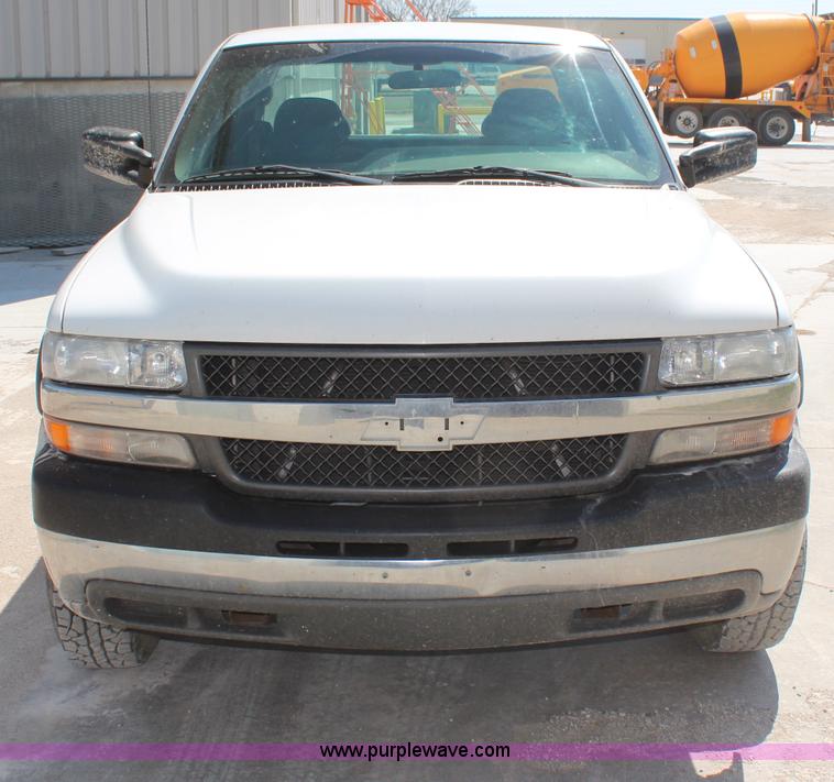 image for item H6172 2001 Chevrolet Silverado 2500HD Ext. Cab pickup truck