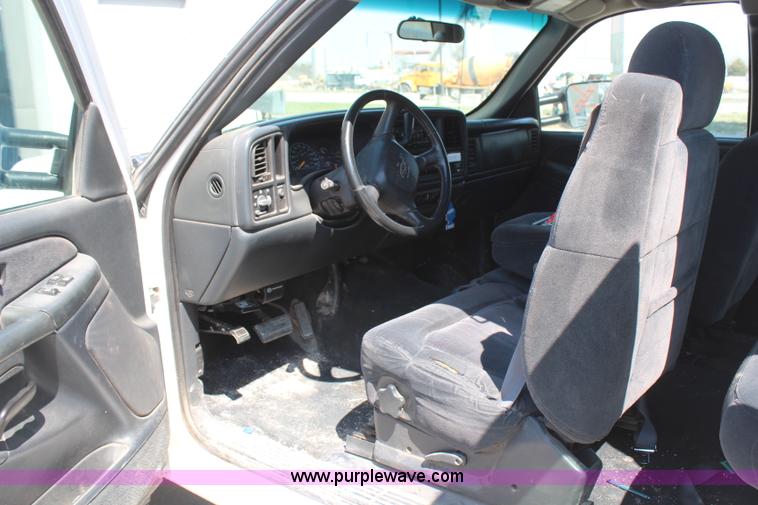 image for item H6172 2001 Chevrolet Silverado 2500HD Ext. Cab pickup truck