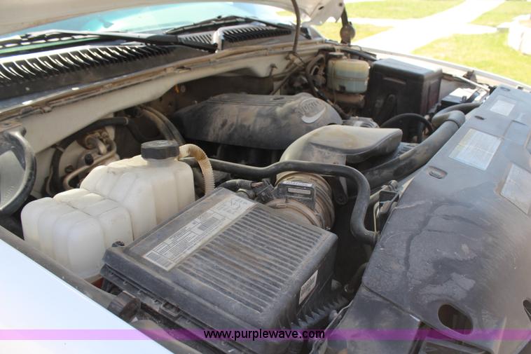 image for item H6172 2001 Chevrolet Silverado 2500HD Ext. Cab pickup truck