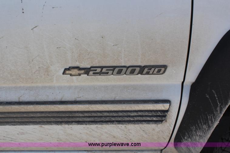image for item H6172 2001 Chevrolet Silverado 2500HD Ext. Cab pickup truck
