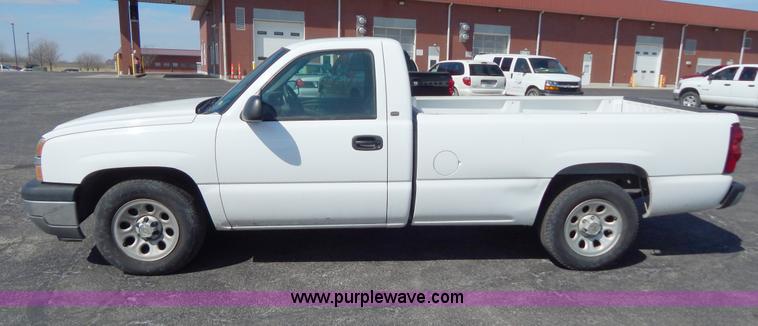 image for item I1077 2005 Chevrolet Silverado 1500 pickup truck