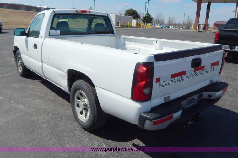 image for item I1077 2005 Chevrolet Silverado 1500 pickup truck