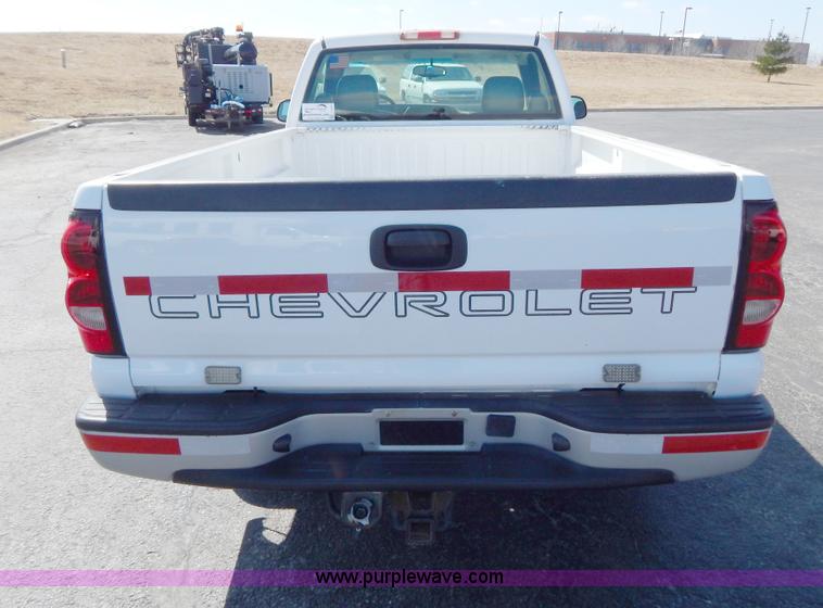 image for item I1077 2005 Chevrolet Silverado 1500 pickup truck