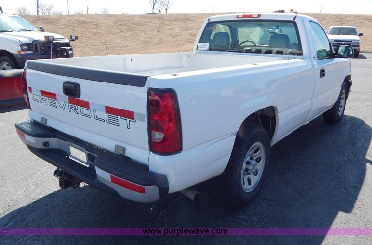 image for item I1077 2005 Chevrolet Silverado 1500 pickup truck
