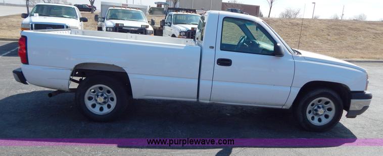 image for item I1077 2005 Chevrolet Silverado 1500 pickup truck