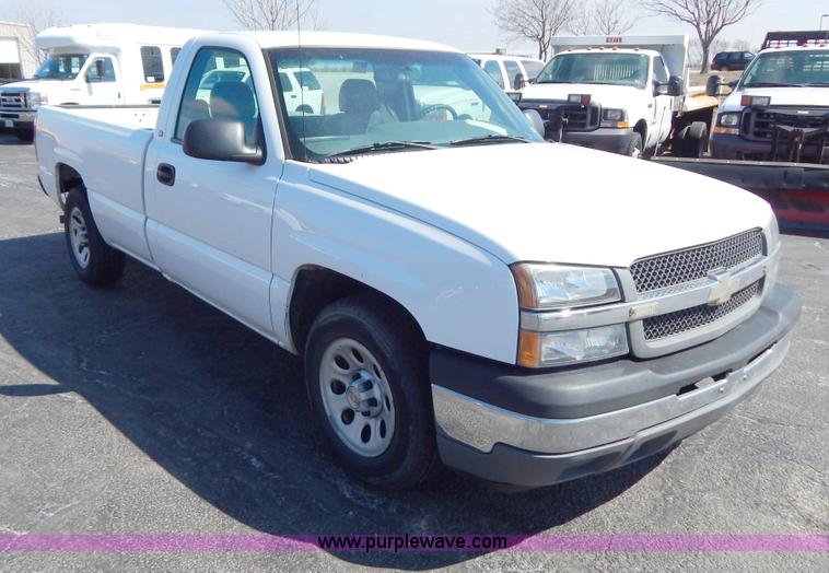 image for item I1077 2005 Chevrolet Silverado 1500 pickup truck