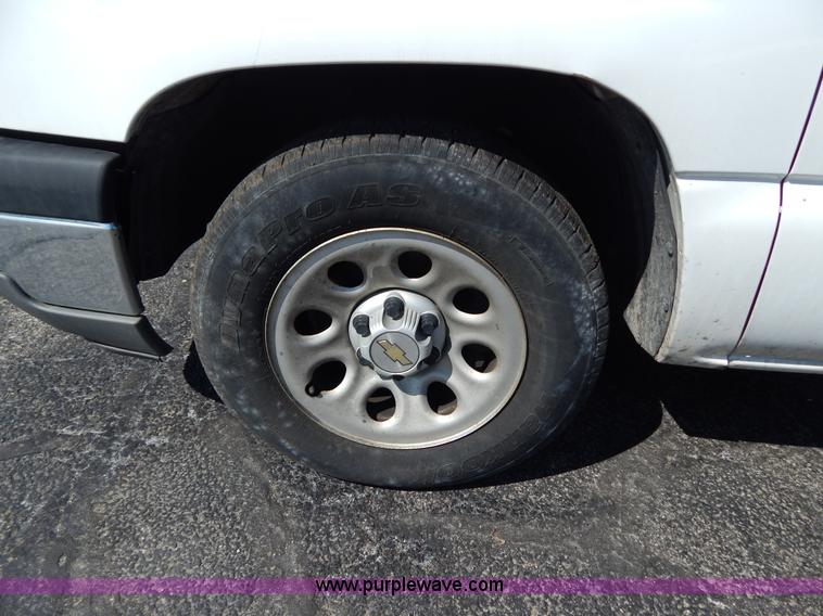 image for item I1077 2005 Chevrolet Silverado 1500 pickup truck