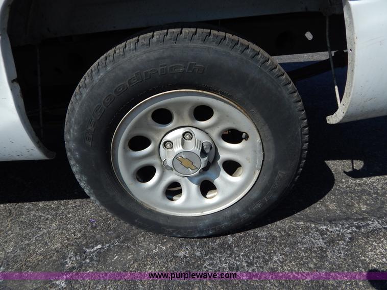 image for item I1077 2005 Chevrolet Silverado 1500 pickup truck