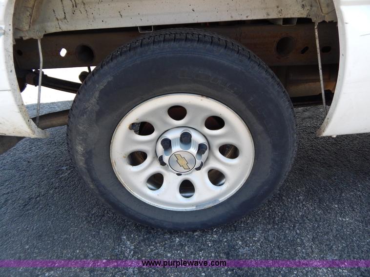 image for item I1077 2005 Chevrolet Silverado 1500 pickup truck