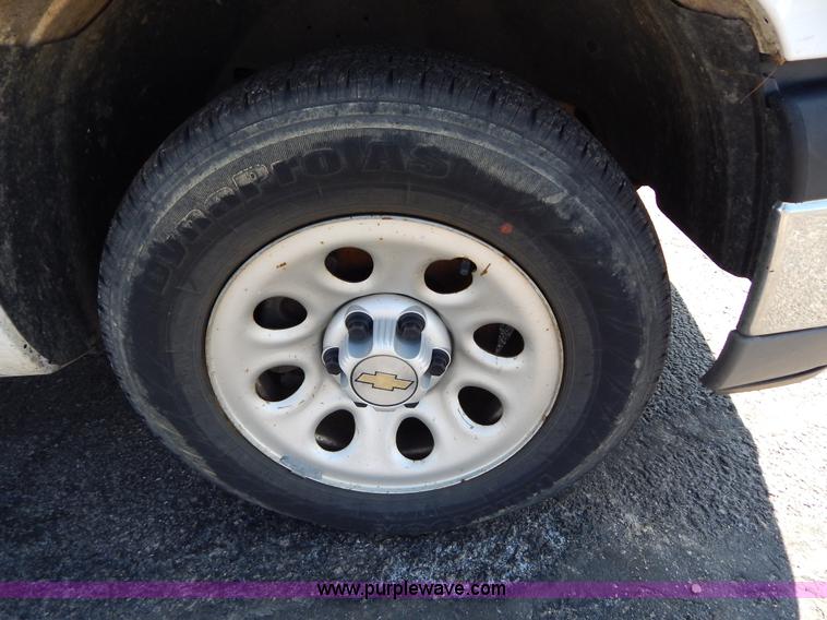 image for item I1077 2005 Chevrolet Silverado 1500 pickup truck