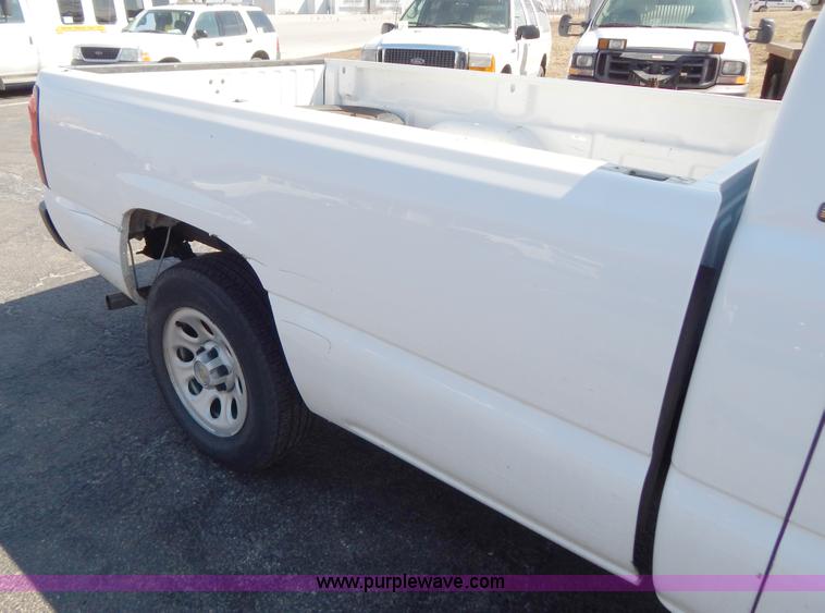 image for item I1077 2005 Chevrolet Silverado 1500 pickup truck