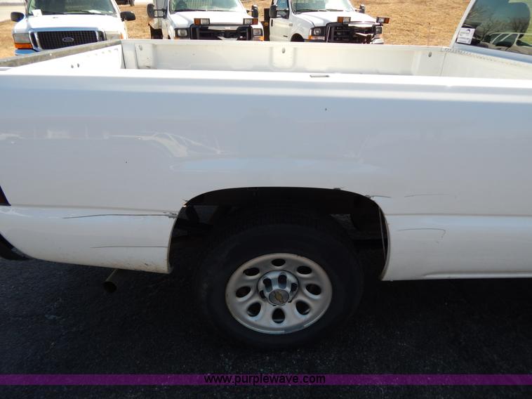 image for item I1077 2005 Chevrolet Silverado 1500 pickup truck