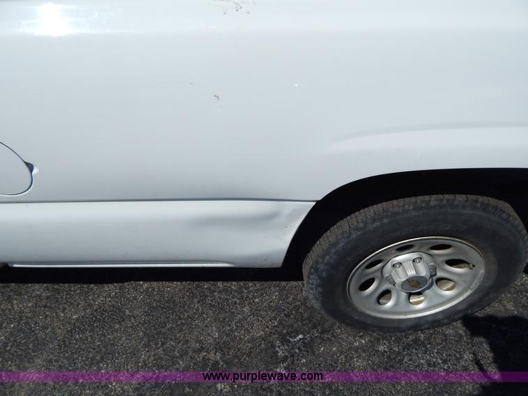 image for item I1077 2005 Chevrolet Silverado 1500 pickup truck